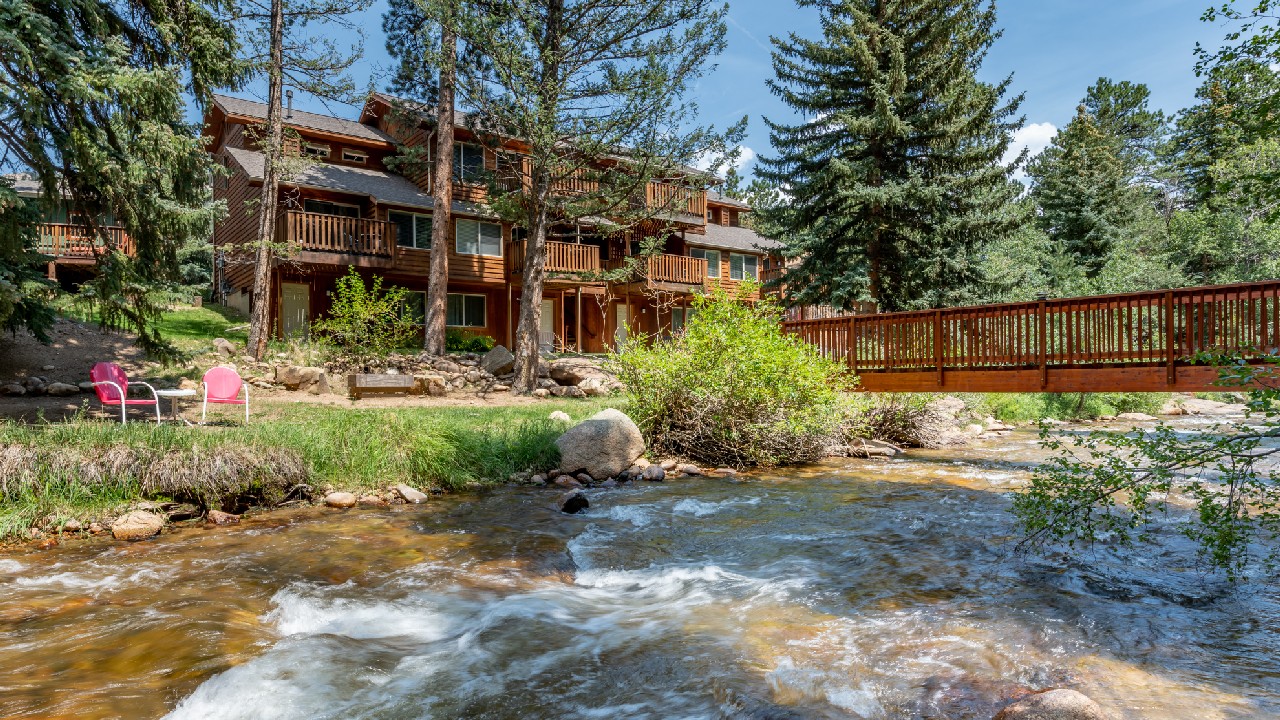 Exterior of luxurious vacation condos in Estes Park near Rocky Mountain National Park